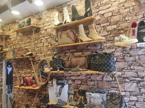 Lot de chaussures marque 350 pièces