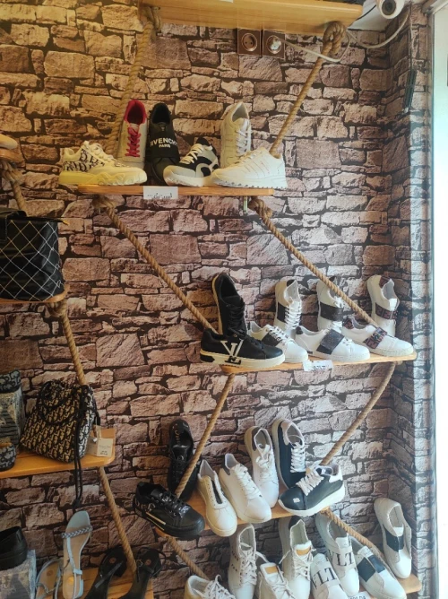Lot de chaussures marque 350 pièces