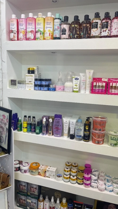 Produit cosmétique et maquillage avec étagères et comptoire