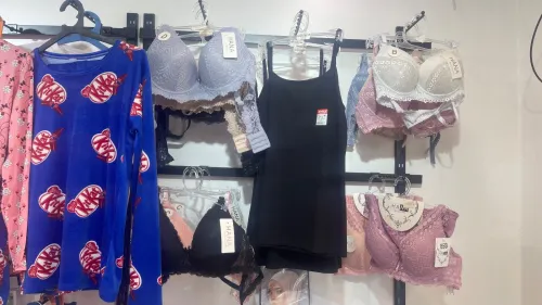Met en vente lot de lingerie et pyjamas
