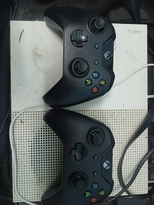 Xbox one S 1TB avec 2 manettes Original