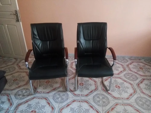 Table de reception & chaises en cuir