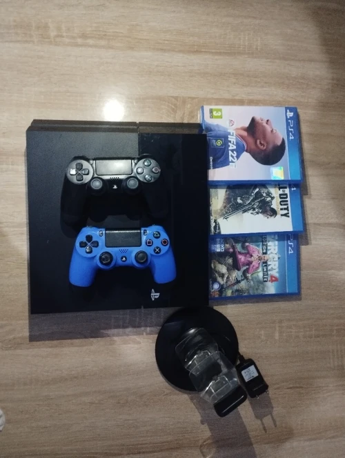 PS4 (Slim/Fat) + 2 Controllers Original + Dual Charging Station +3 games