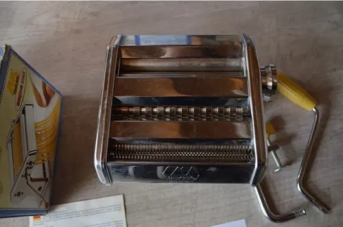 Machine à fabriquer les pâtes (آلة صنع المعكرونة)