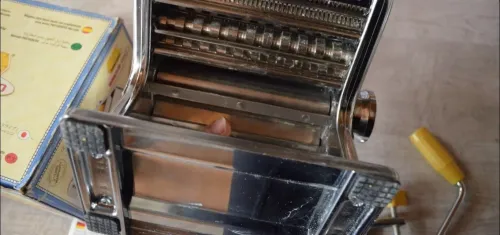 Machine à fabriquer les pâtes (آلة صنع المعكرونة)
