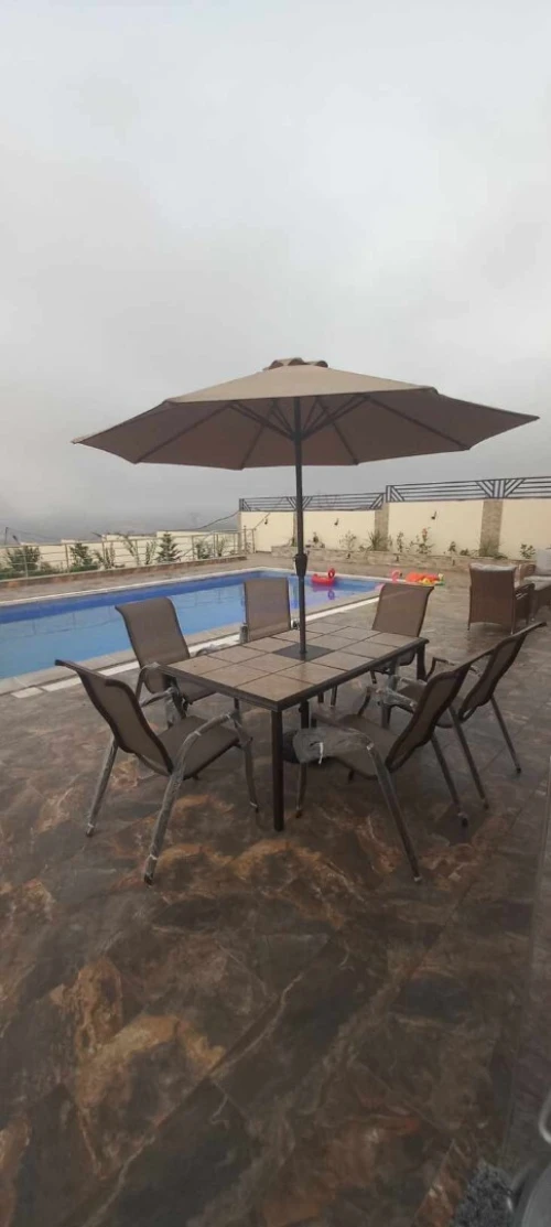Table de jardin luxueuse avec parasol 