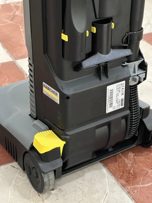 Aspiro-brosseur pour moquettes Kärcher CV 38/2