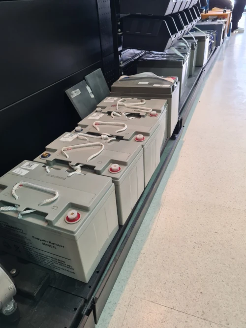 Batterie et chargeur gerbeurs et transpalettes électriques