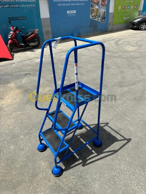 Escabeau d'atelier mobile avec portillon de sécurité à 3marches CUPPED3
