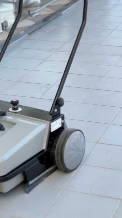 Balayeuse accompagnée professionnelle LAVOR BSW 651 M
