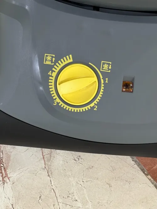 Aspiro-brosseur pour moquettes Kärcher CV 38/2