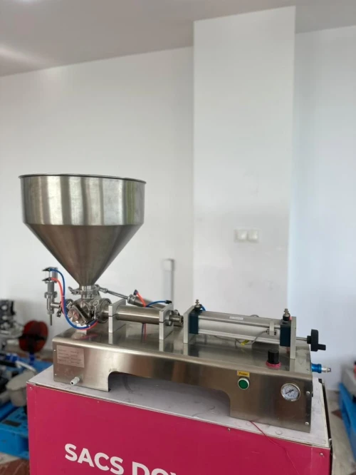 Remplisseuse de pate à piston pneumatique électrique