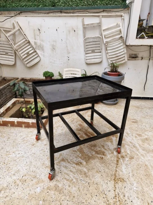 établi table en fer avec roues   الحديد خشين ثقيلة
