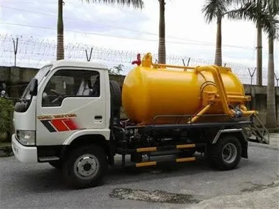 Camion vidange débouchage canalisation de regard fosse septique