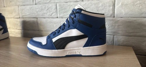 Chaussures puma taille 42 sans boîte jamais utilisée