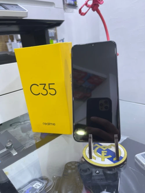 Realme C35