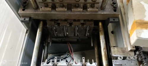 آلة نفخ العبوات البلاستيكية Machine souffleuse PET de 00 ML jusqu'à 4L1/