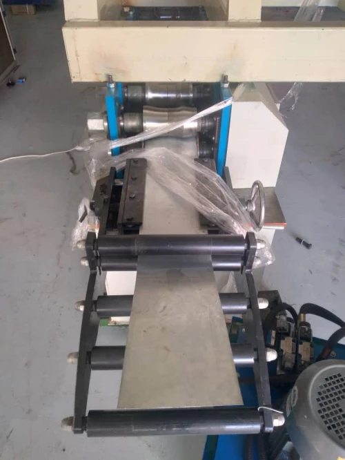 MACHINE, PROFILEUSE POUR LAME RIDEAU MÉTALLIQUE /1/