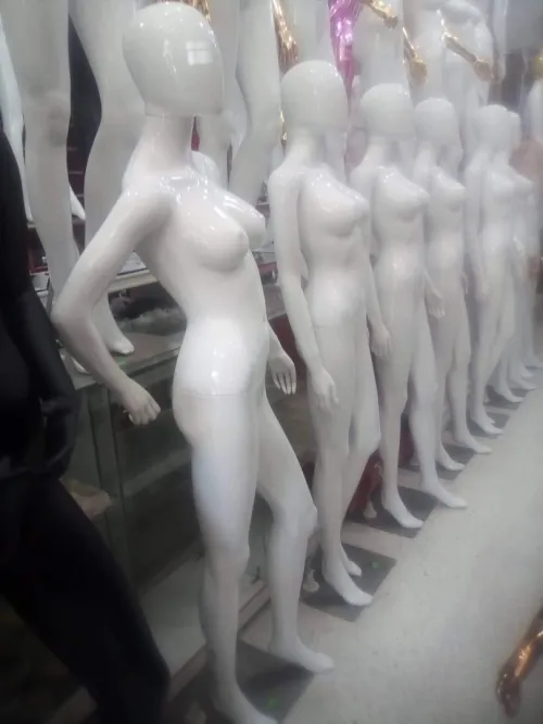 Mannequin de magasin / مانكا محلات تجارية