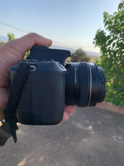 canon 250 d  les click 8 k avec objectif 50 mm 1.8 