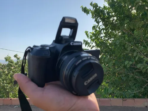 canon 250 d  les click 8 k avec objectif 50 mm 1.8 