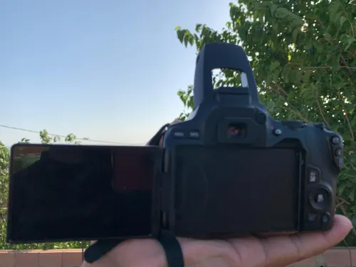 canon 250 d  les click 8 k avec objectif 50 mm 1.8 