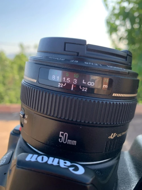 canon 250 d  les click 8 k avec objectif 50 mm 1.8 