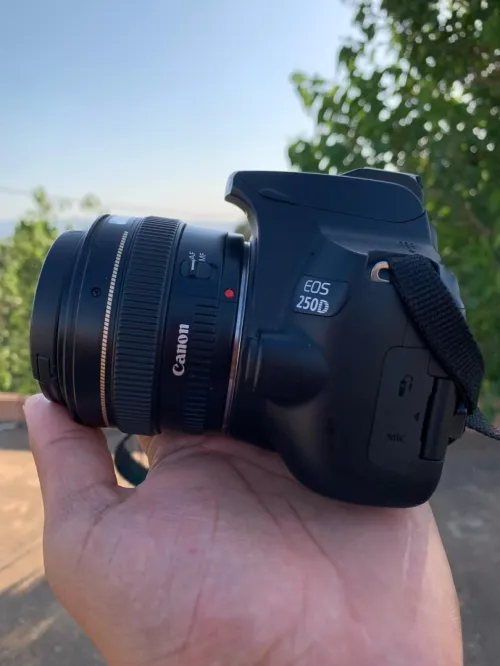 canon 250 d  les click 8 k avec objectif 50 mm 1.8 