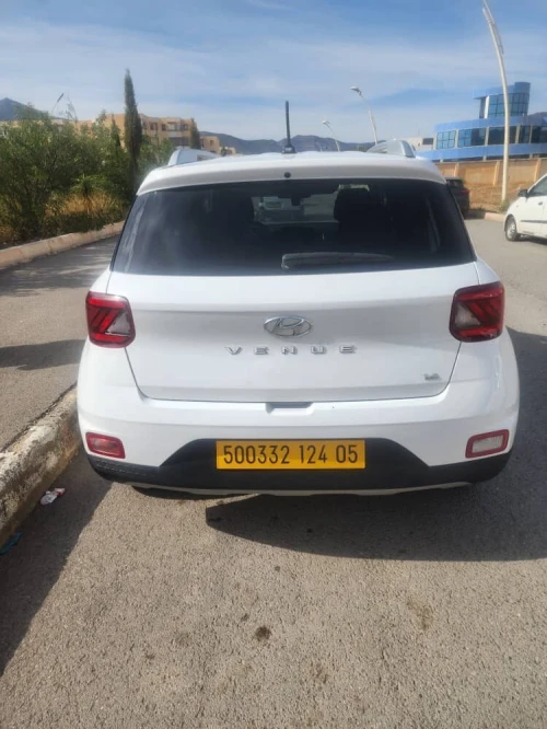Hyundai Venue  2024 .