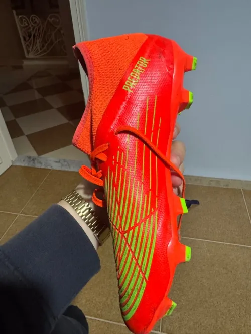 Souliers de foot Adidas original pointure 43