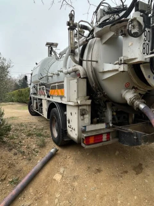 Camion Débouchage canalisation curage vidange fosse septique.
