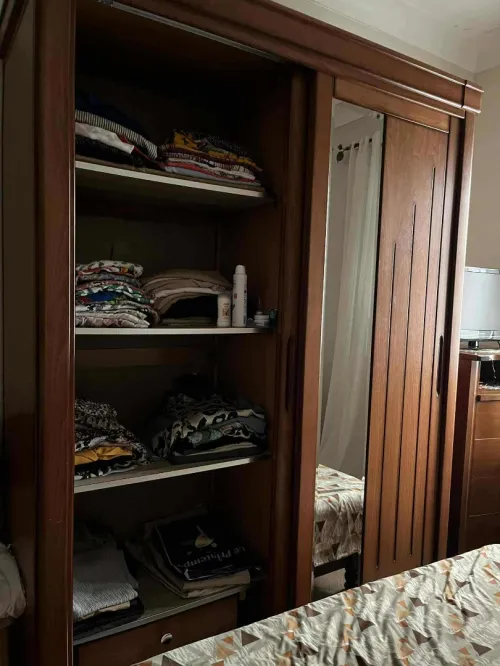 Armoire ,table de nuit et chiffonnière en très bon état 