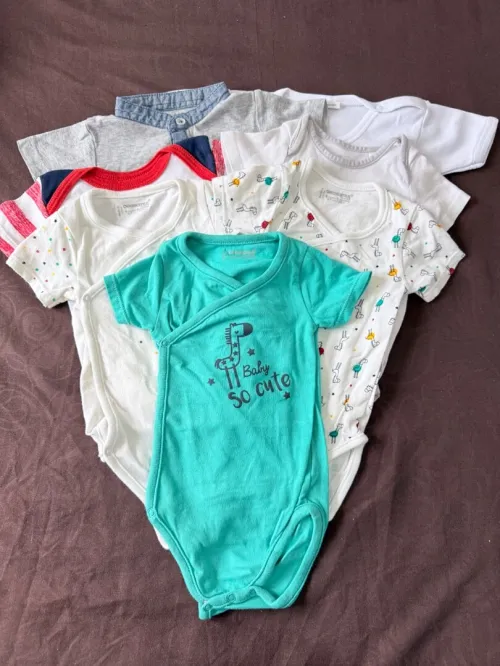 Vêtements bébé garçon de 0,3,6 mois neuf et très bonne occasion