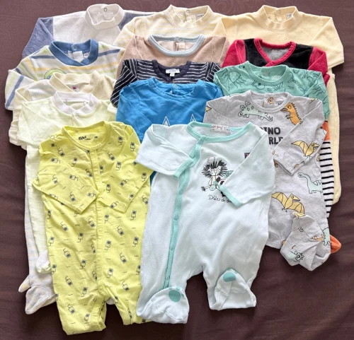 Vêtements bébé garçon de 0,3,6 mois neuf et très bonne occasion