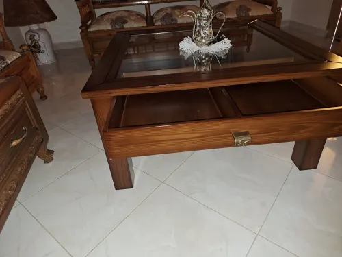 Table basse carrée avec un tiroir compartimenté