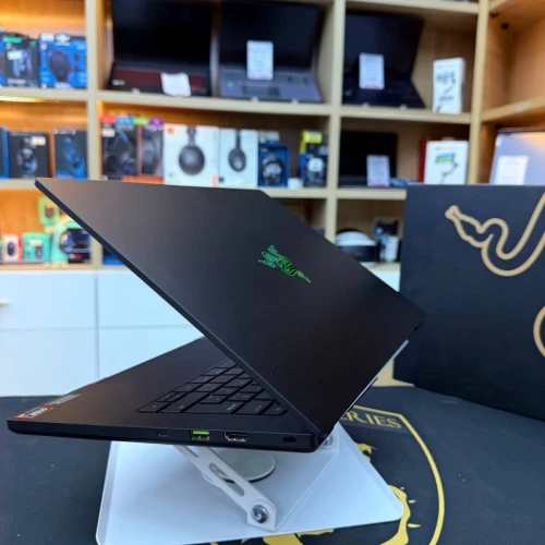 RAZER BLADE 14 AMD RYZEN 9 8945HS NVIDIA RTX 4070 32GB RAM 1TB SSD ECRAN 14 QHD+ 240HZ