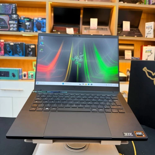 RAZER BLADE 14 AMD RYZEN 9 8945HS NVIDIA RTX 4070 32GB RAM 1TB SSD ECRAN 14 QHD+ 240HZ