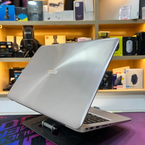 ASUS ZENBOOK UX510 I7 7500U NVIDIA GTX 950 8GB RAM 128GB SSD + 1TB SSD 