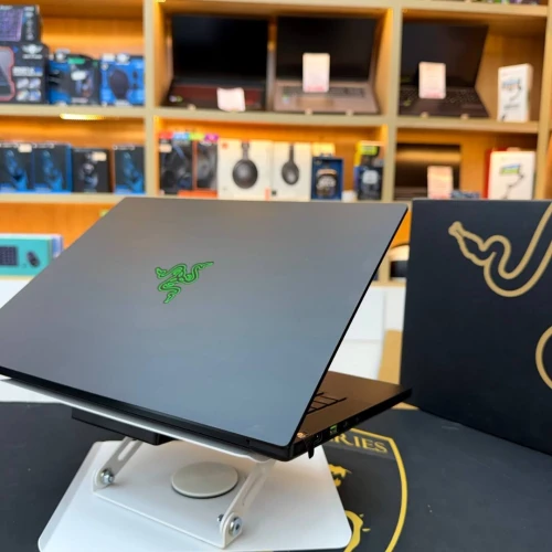 RAZER BLADE 14 AMD RYZEN 9 8945HS NVIDIA RTX 4070 32GB RAM 1TB SSD ECRAN 14 QHD+ 240HZ
