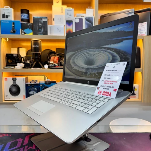 HP NOTEBOOK 17 AMD RYZEN 5 3500U AMD RADEON VEGA 8  8GB RAM 256GB SSD 
