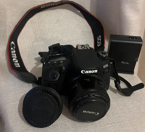 Canon EOS 77D + objectif 50 mm + carte 128 Go + 2 batteries