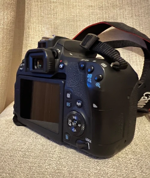 Canon EOS 77D + Objectif 50 Mm + Carte 128 Go + 2 Batteries