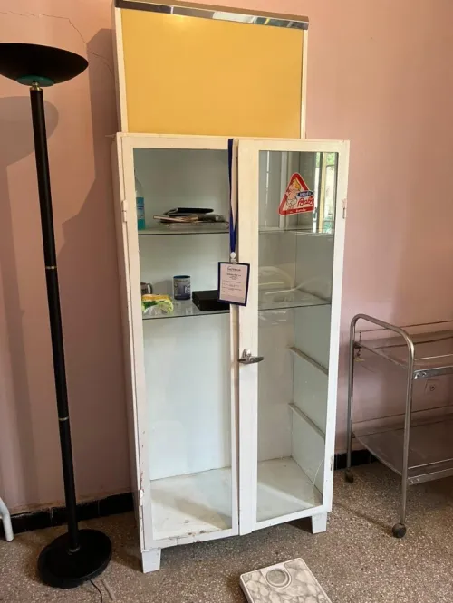 Équipements et Matériels Médicaux : Armoire, Table, Chariot, Instruments Divers (lire description)