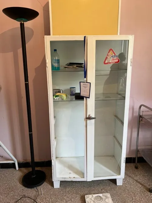 Équipements et Matériels Médicaux : Armoire, Table, Chariot, Instruments Divers (lire description)