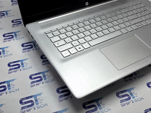 HP Laptop 17 Ryzen 5 5500U 8G 256 SSD 17.3" Full HD