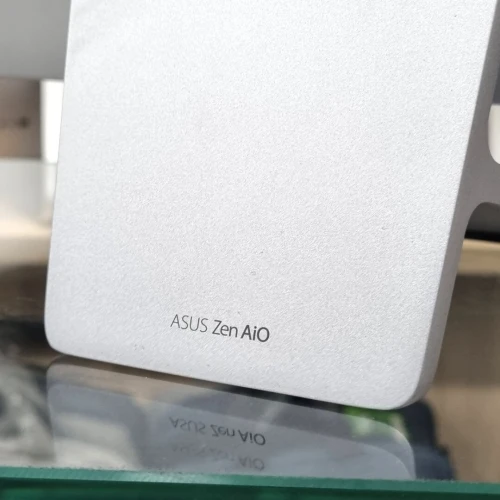 Asus Zen AIO i5 7200 8GB 128 SSD 1T HDD Nvidia 940 MX 24" FHD 