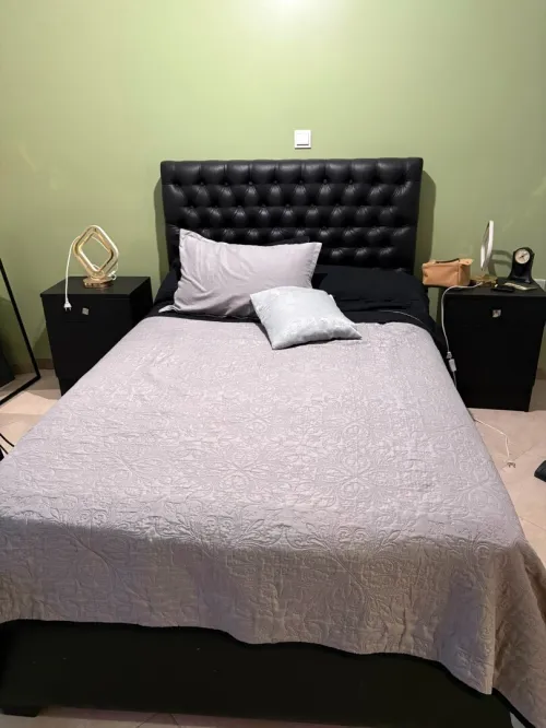 Lit 1 place et demie 140 cm avec matelas + 2 tables de chevet