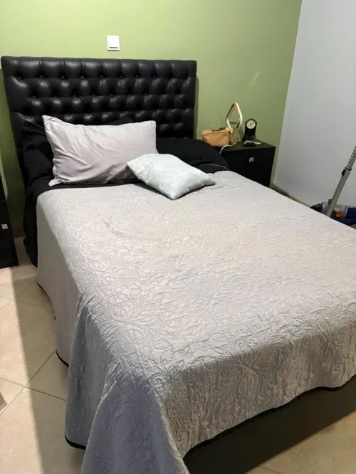 Lit 1 place et demie 140 cm avec matelas + 2 tables de chevet