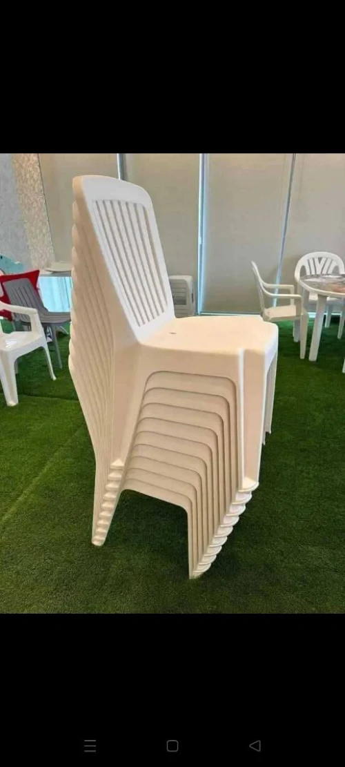 Table blanche en plastique