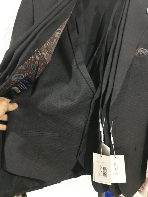 À vendre costumes et chemises en gros seulement 